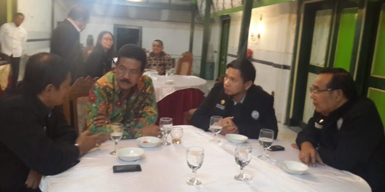 Pemberian penghargaan terhadap Sultan Hamengku Buwono dan Kapten TNI AD Andi Undru Penemu Pupuk Super Tani