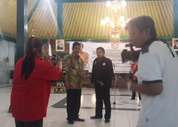 Pemberian penghargaan terhadap Sultan Hamengku Buwono dan Kapten TNI AD Andi Undru Penemu Pupuk Super Tani