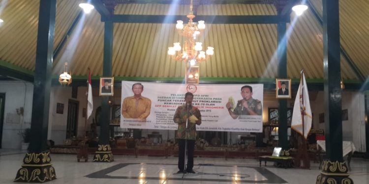 Pemberian penghargaan terhadap Sultan Hamengku Buwono dan Kapten TNI AD Andi Undru Penemu Pupuk Super Tani