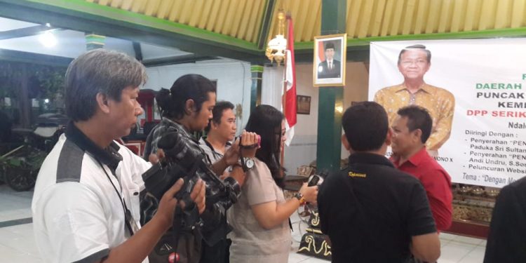 Pemberian penghargaan terhadap Sultan Hamengku Buwono dan Kapten TNI AD Andi Undru Penemu Pupuk Super Tani