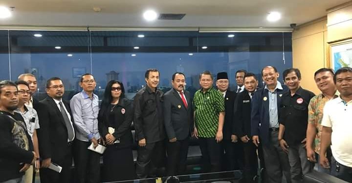 Memprakarsai Pergerakan Pers