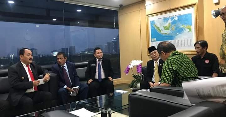 Memprakarsai Pergerakan Pers