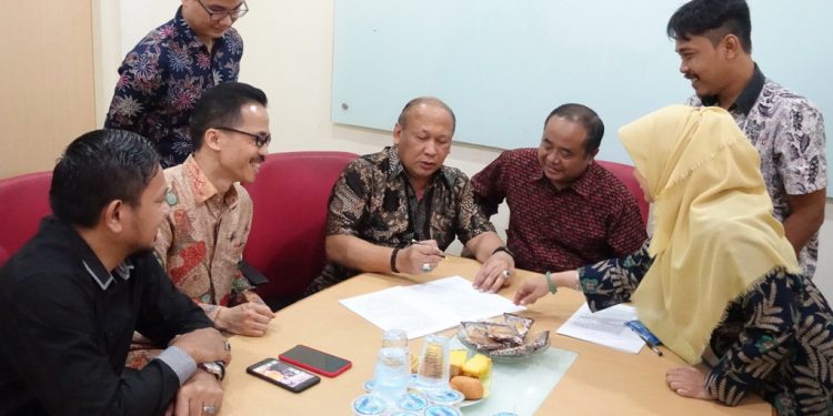 Mantan Menkopolhukam dan KSAL Laksamana (Pun) TNI Tedjo Edhi Purdijatno ikut aktif dalam mendirikan LSP pers Indonesia selaku Ketua Dewan Pembina