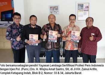 Mantan Menkopolhukam dan KSAL Laksamana (Pun) TNI Tedjo Edhi Purdijatno ikut aktif dalam mendirikan LSP pers Indonesia selaku Ketua Dewan Pembina