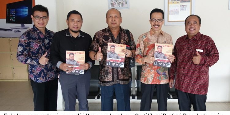 Mantan Menkopolhukam dan KSAL Laksamana (Pun) TNI Tedjo Edhi Purdijatno ikut aktif dalam mendirikan LSP pers Indonesia selaku Ketua Dewan Pembina