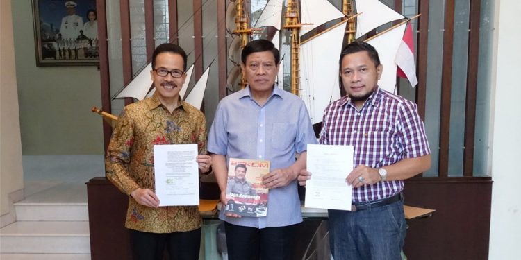 Mantan Menkopolhukam dan KSAL Laksamana (Pun) TNI Tedjo Edhi Purdijatno ikut aktif dalam mendirikan LSP pers Indonesia selaku Ketua Dewan Pembina