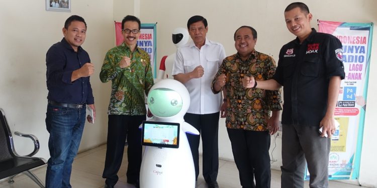 Mantan Menkopolhukam dan KSAL Laksamana (Pun) TNI Tedjo Edhi Purdijatno ikut aktif dalam mendirikan LSP pers Indonesia selaku Ketua Dewan Pembina