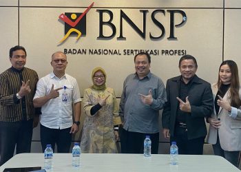 Ketua Umum SPRI Hence Mandagi dalam kapasitas sebagai pengurus FORMAS, bersama GM LSP Pers Indonesia Meytha Kalalo dan Sekjen Formas Prof. Dr. Hoga Saragih, ST, MT., M.Th, Ph.D., beraudensi dengan Komisioner BNSP.